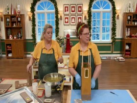 Holiday Gingerbread Showdown S02E01 Canine Christmas 480p x264-mSD EZTV