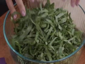 Lovely Bites by Chef Lovely S01E03 Stick to Your Ribs 480p x264-mSD EZTV