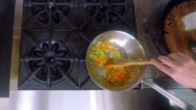 Symons Dinners Cooking Out S03E11 Many Ways to Make Bolognese 720p WEB h264-KOMPOST EZTV