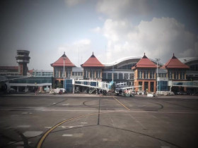 Airline Wars S01E05 480p x264-mSD EZTV