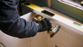 Bargain Block S04E05 1080p WEB h264-EDITH EZTV