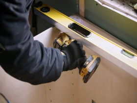 Bargain Block S04E05 480p x264-mSD EZTV