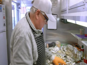 BBQ USA S01E04 Who You Calling Chicken 480p x264-mSD EZTV