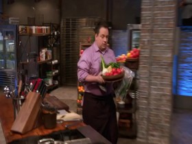 Beat Bobby Flay S24E01 The Queen Is In 480p x264-mSD EZTV