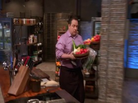Beat Bobby Flay S24E01 The Queen Is In iNTERNAL 480p x264-mSD EZTV