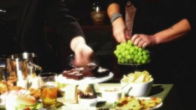 Celebrity Food Fight S02E02 Greg Grunberg Goes Gooey HDTV x264-CRiMSON EZTV