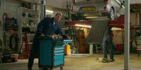 De Tattas De Serie S01E02 Hosselen 1080p AMZN WEB-DL DD 5 1 H 264-playWEB EZTV