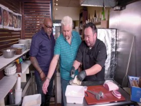 Diners Drive-Ins and Dives S37E12 Global Greats 480p x264-mSD EZTV