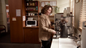 Fisk S03E01 Bees in the Hive 720p AUBC WEB-DL AAC2 0 H 264-Kitsune EZTV