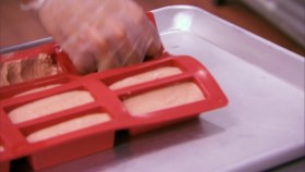 Holiday Baking Championship S07E08 Christmas Windows In Time 1080p HEVC x265-MeGusta EZTV