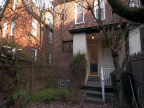 House Hunters S256E05 Moving in Together in Pittsburgh 480p x264-mSD EZTV