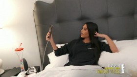 Keeping Up With the Kardashians S16E01 Chicago Loyalty 720p HDTV x264-CRiMSON EZTV