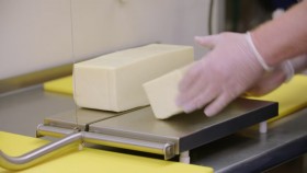 Man v Food S09E01 Hall of Fame Absolute Cheesiest 1080p HEVC x265-MeGusta EZTV