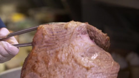 Man v Food S10E06 Long Island New York 720p WEB h264-KOMPOST EZTV