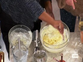 Martha and Snoops Potluck Dinner Party S03E02 Mother of All Brunches 480p x264-mSD EZTV