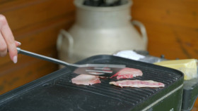 Rich Holiday Poor Holiday S04E03 1080p WEB H264-CBFM EZTV