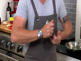 Selena plus Chef S03E04 480p x264-mSD EZTV