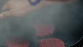 Symons Dinners Cooking Out S04E11 BBQ Burger Meltdown 1080p WEB H264-KOMPOST EZTV
