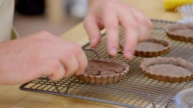 The Great Celebrity Bake Off For Stand Up To Cancer S04E01 1080p HDTV H264-DARKFLiX EZTV