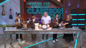 The Kelly Clarkson Show 2022 04 08 Idris Elba 720p WEB h264-DiRT EZTV