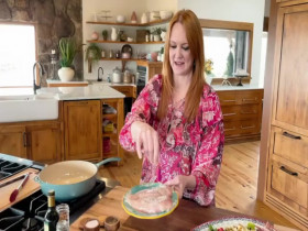 The Pioneer Woman S29E06 Date Night 480p x264-mSD EZTV