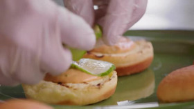 Throwdown with Michael Symon S01E01 Battle of the BBQ Burgers XviD-AFG EZTV