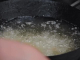 Throwdown with Michael Symon S01E03 Crunchy Asian Fried Chicken 480p x264-mSD EZTV