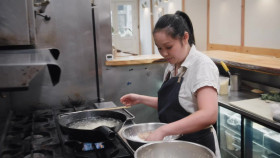 Throwdown with Michael Symon S01E03 Crunchy Asian Fried Chicken 720p WEBRip x264-KOMPOST EZTV